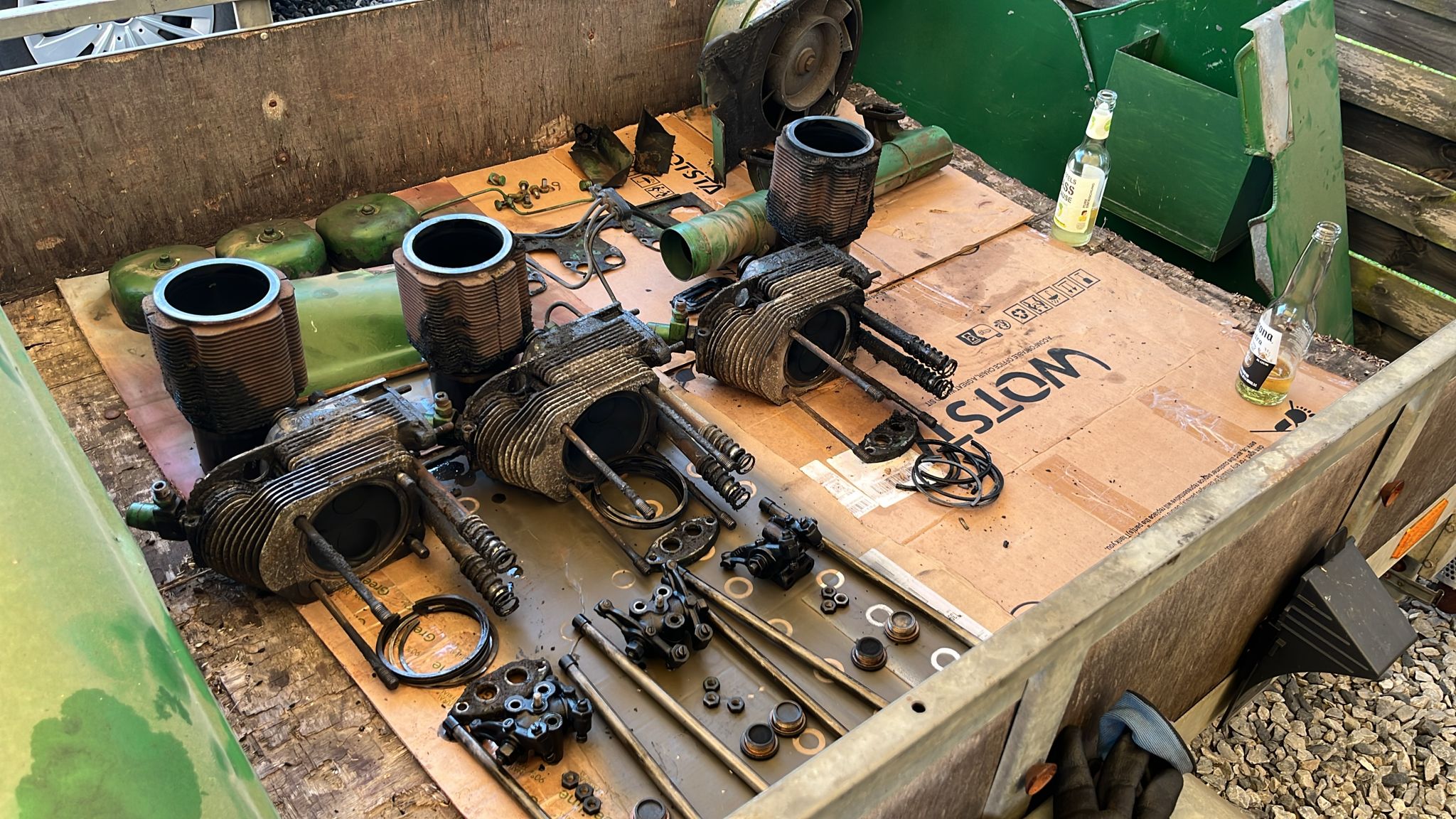 Ausgebaute Motorenteile