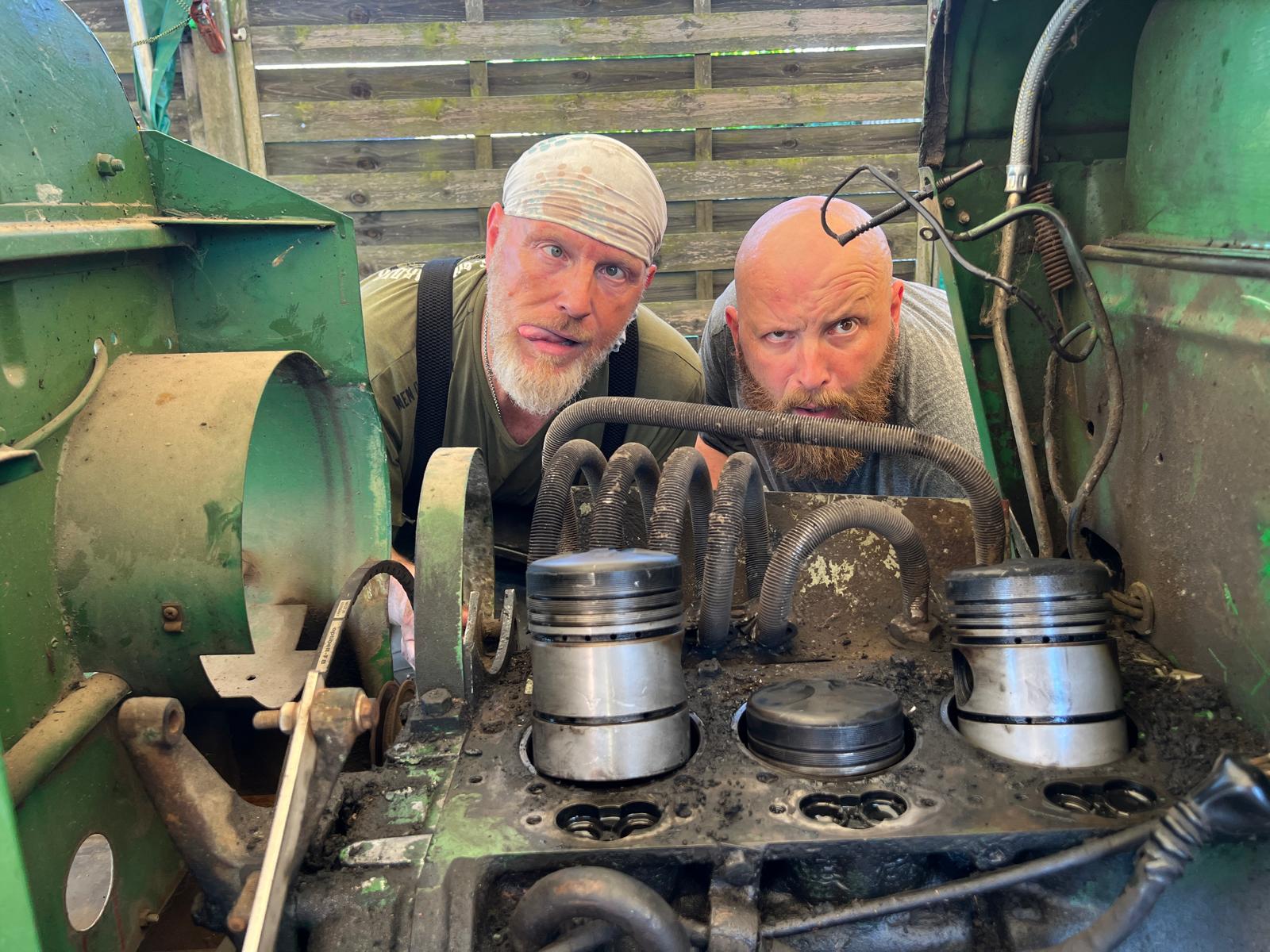 Arbeiten am geöffneten Traktor