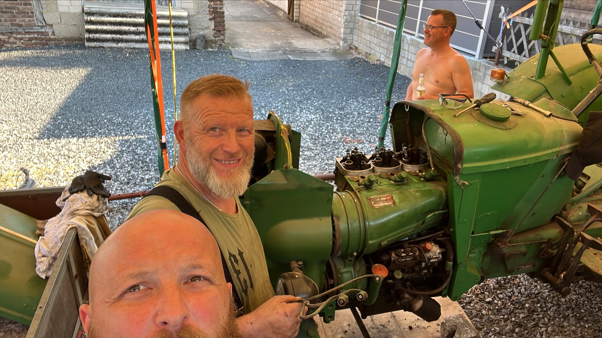 Selfie der Schrauber am Traktor