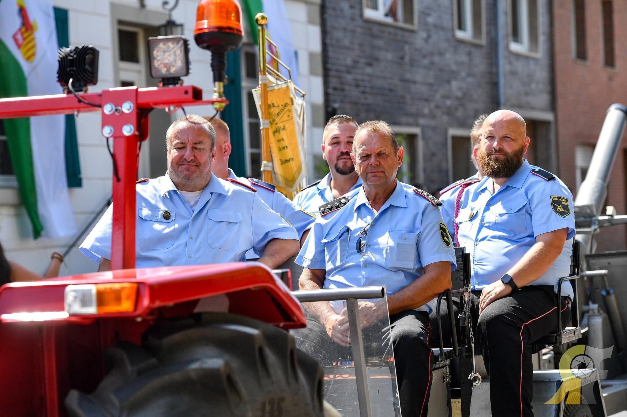 Freunde auf dem Festwagen