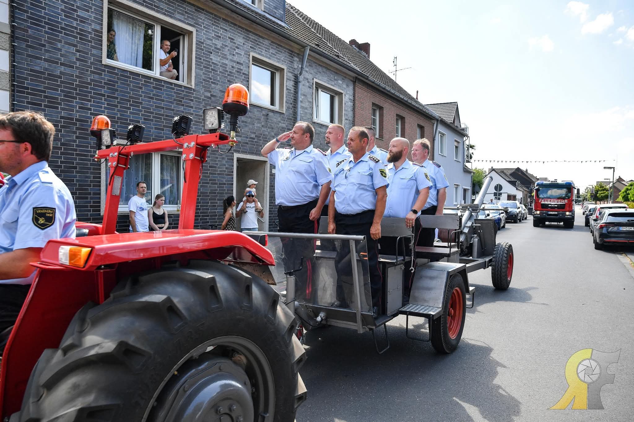 Traktor und Festwagen im Schützenzug