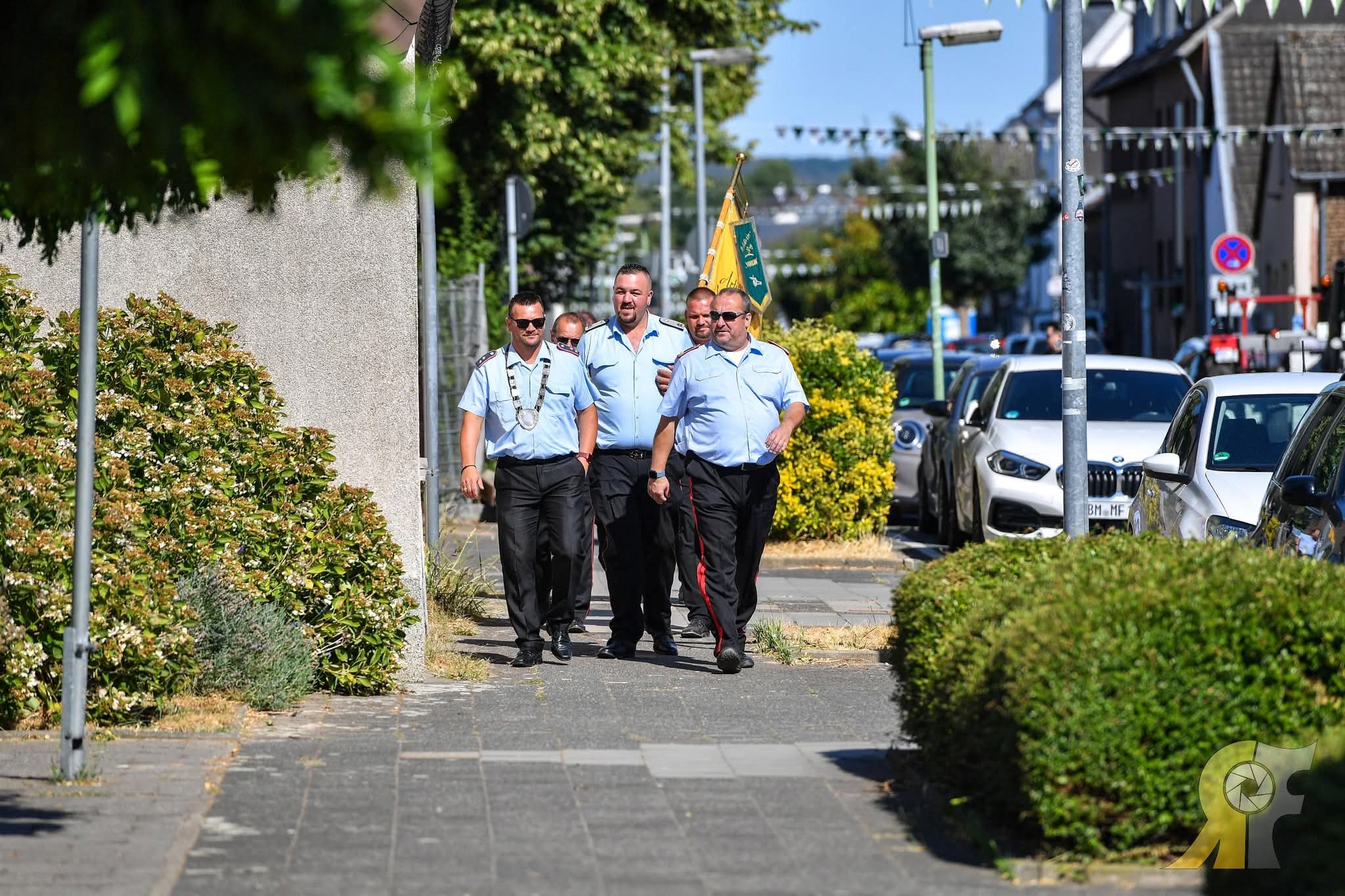 Artilleristen mit Fahne auf dem Weg
