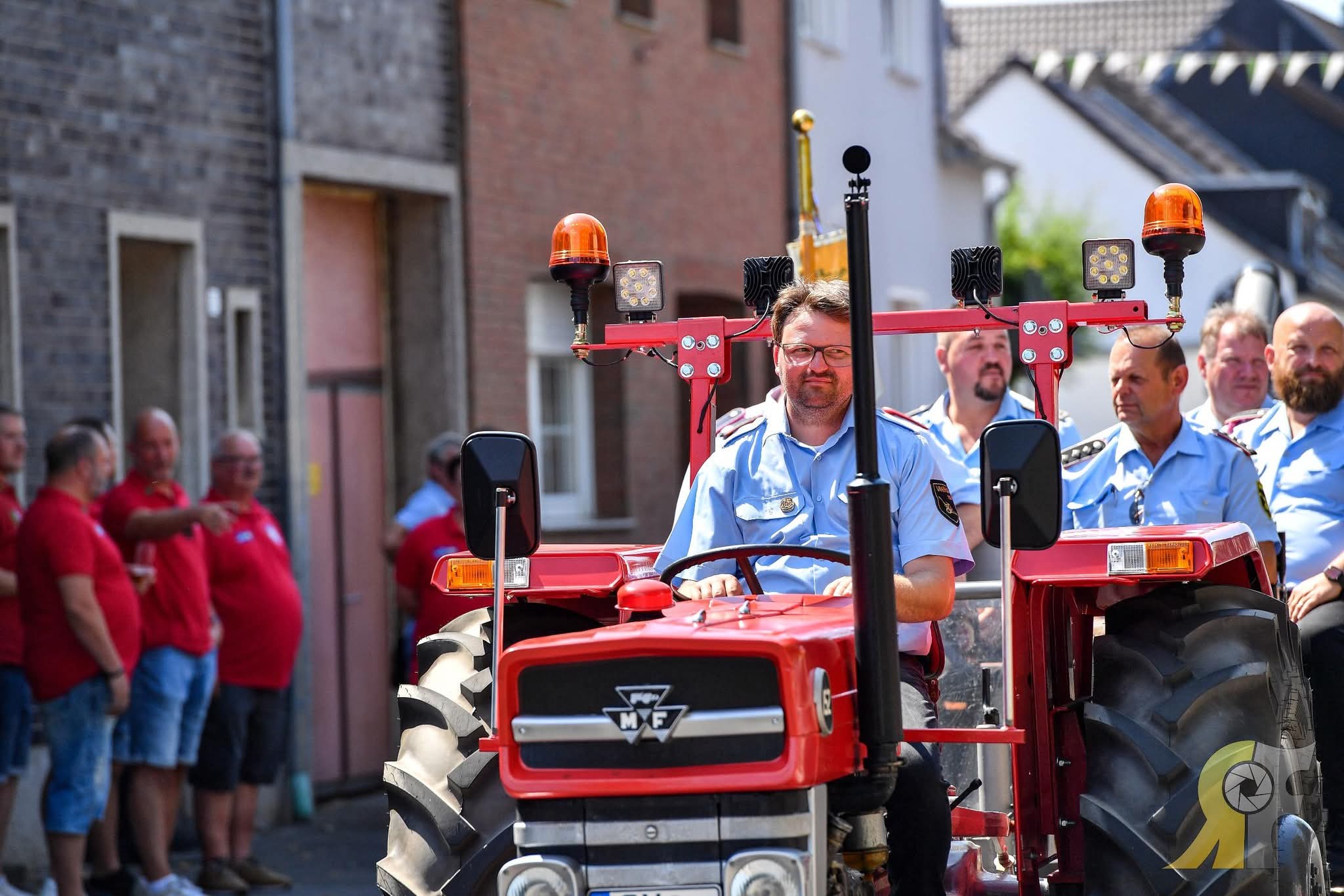 Roter Traktor im Festzug