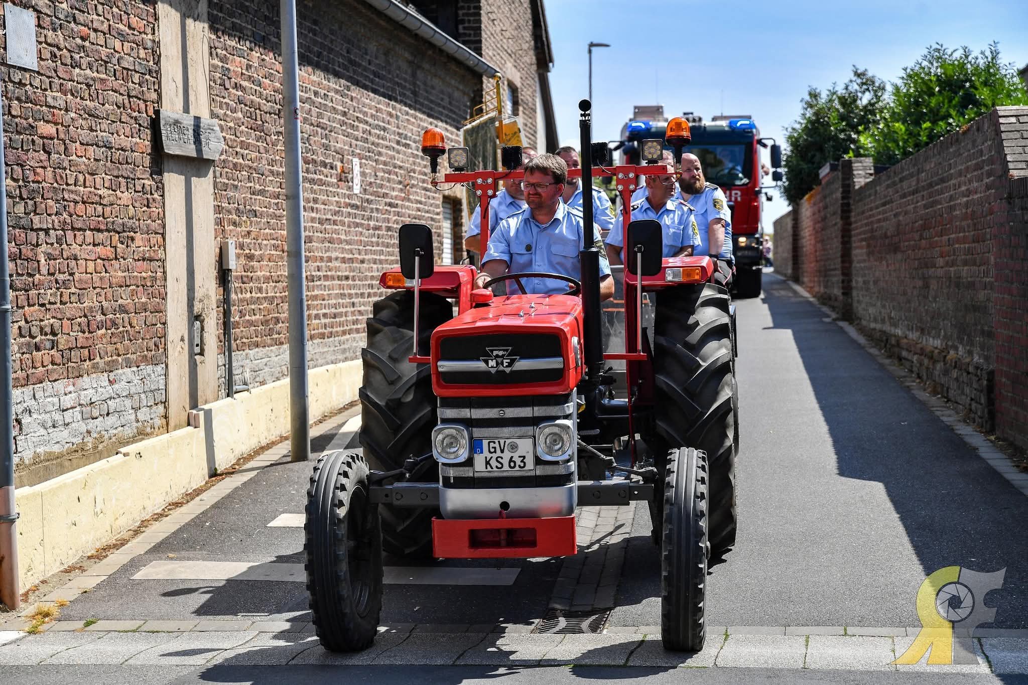 Traktor mit Festwagen und Kanone