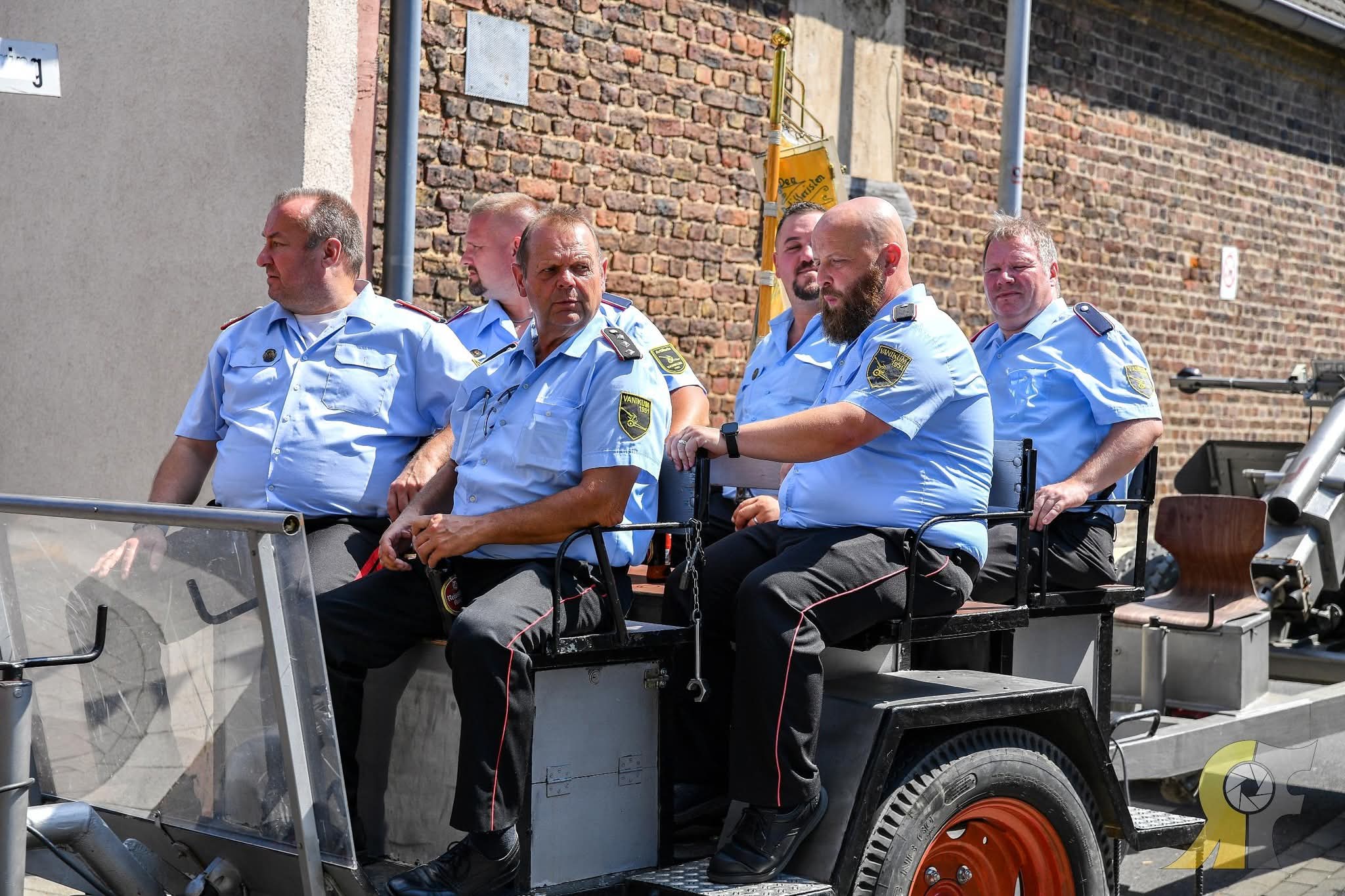 Gruppe auf dem Artilleriewagen