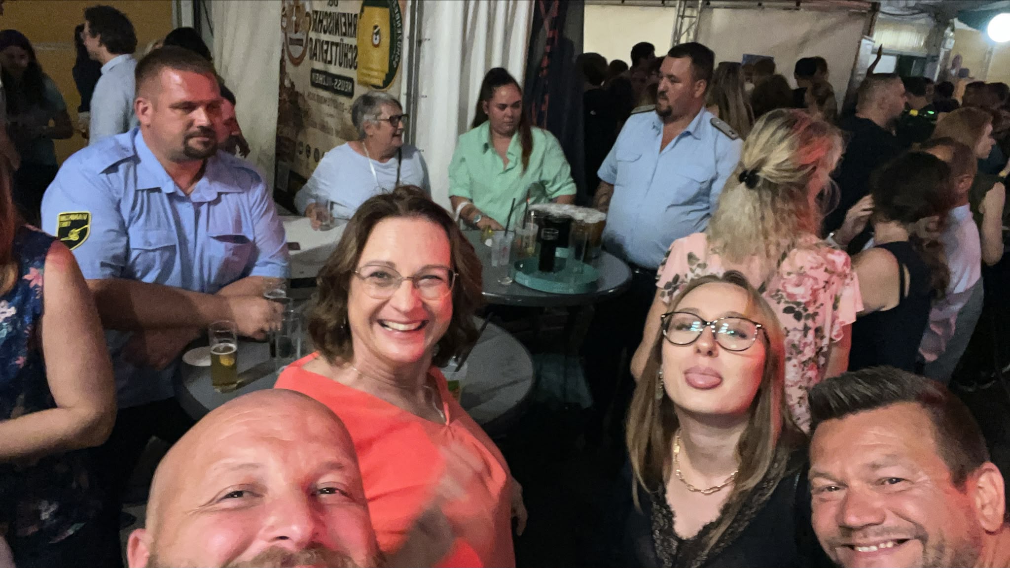 Gesellige Runde auf dem Schützenfest