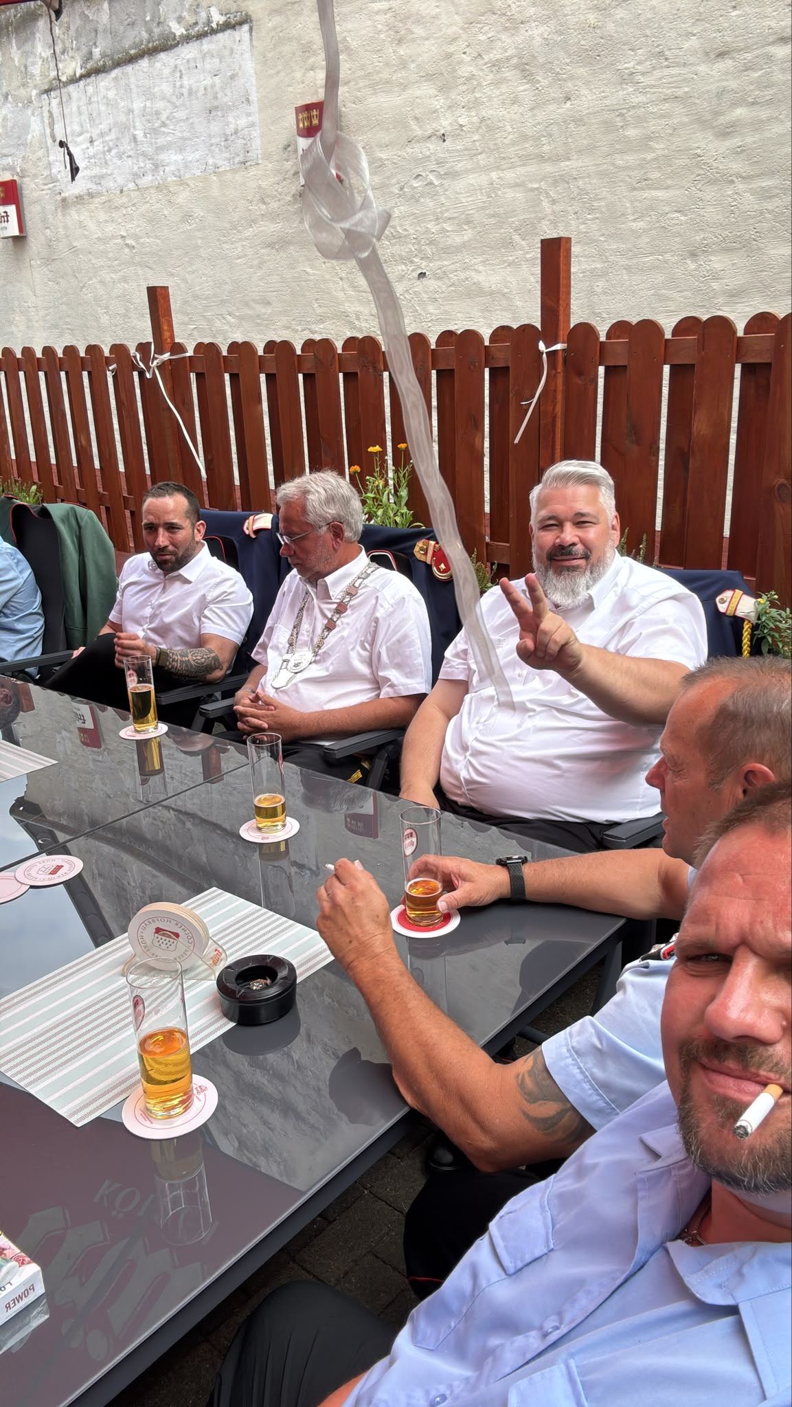 Artilleristen sitzen gemeinsam am Tisch