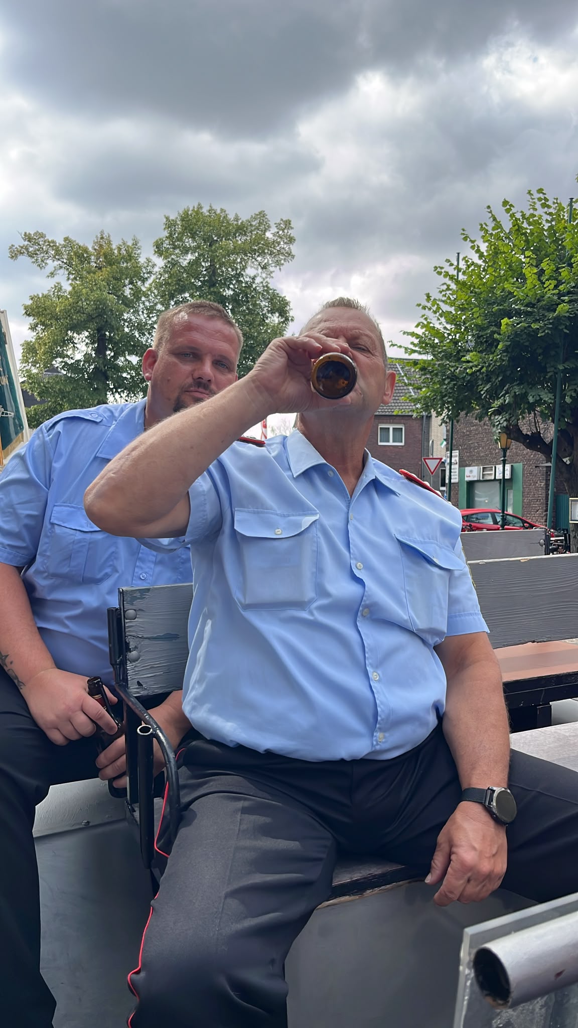 Gemeinsames Anstoßen auf dem Schützenfest
